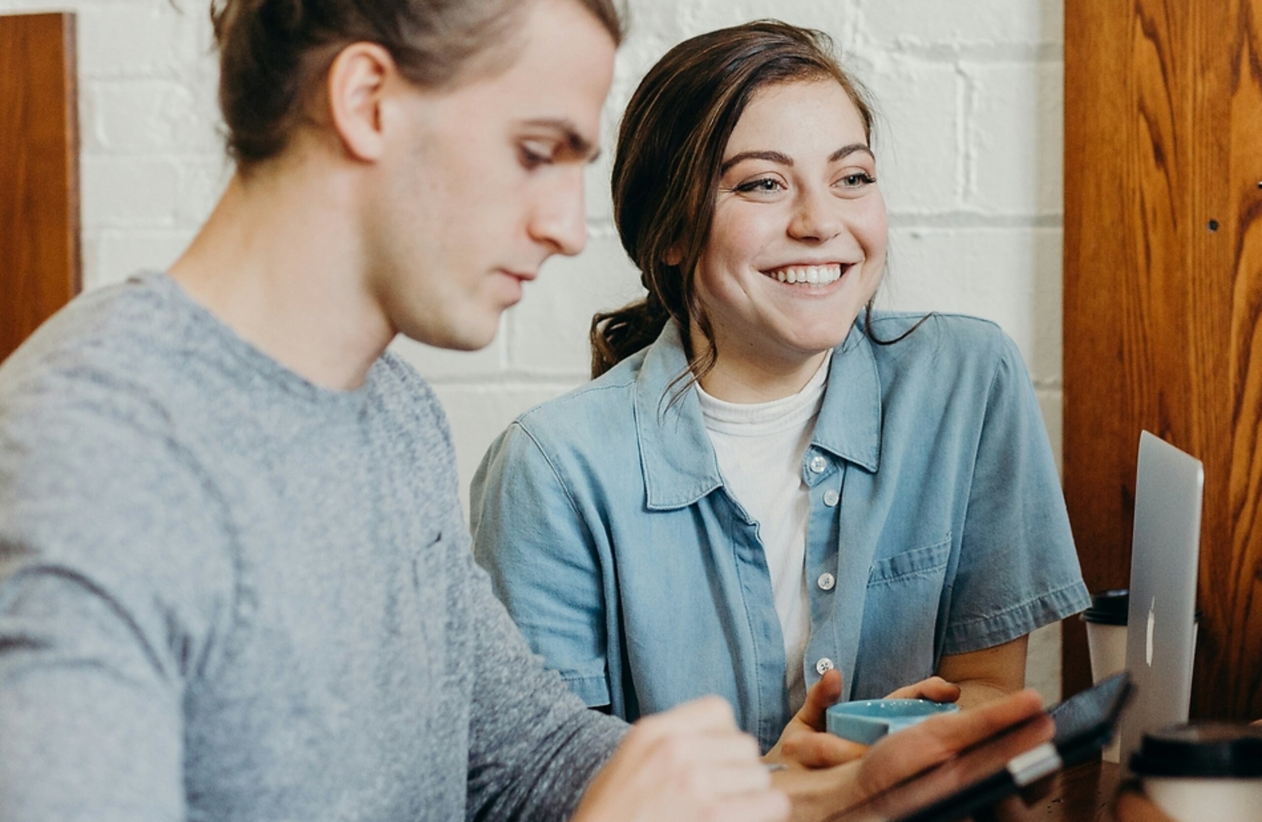 Teamwork junge Menschen Vier junge Menschen arbeiten gemeinsam.