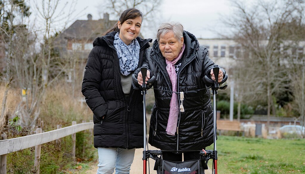 Ursel Kaiser Ursel Kaiser läuft mit Rollator draußen spazieren.