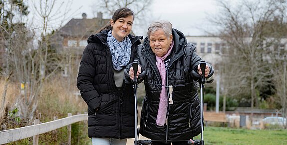 Ursel Kaiser Ursel Kaiser läuft mit Rollator draußen spazieren.