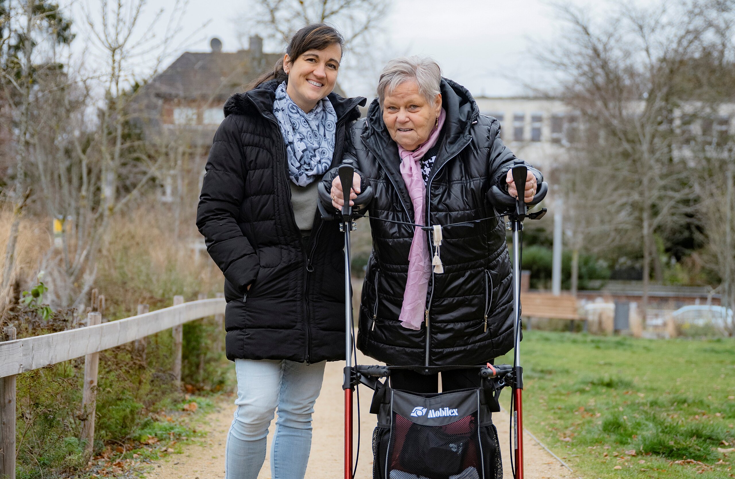Ursel Kaiser Ursel Kaiser läuft mit Rollator draußen spazieren.