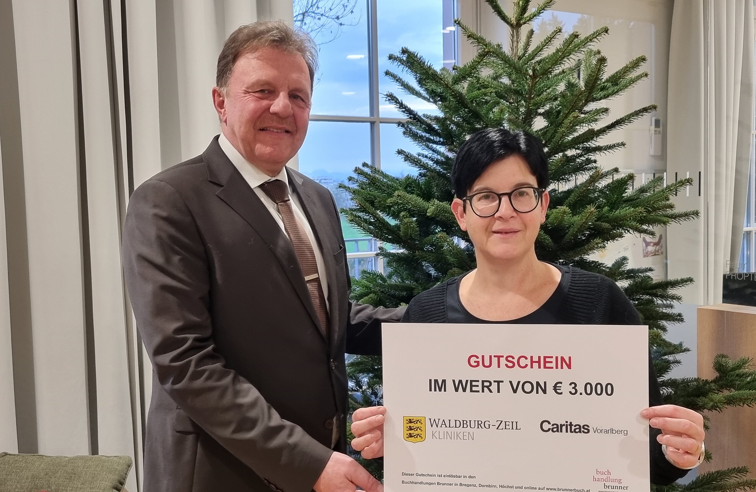 Horst Veile-Reiter übergibt einen Spendenscheck.