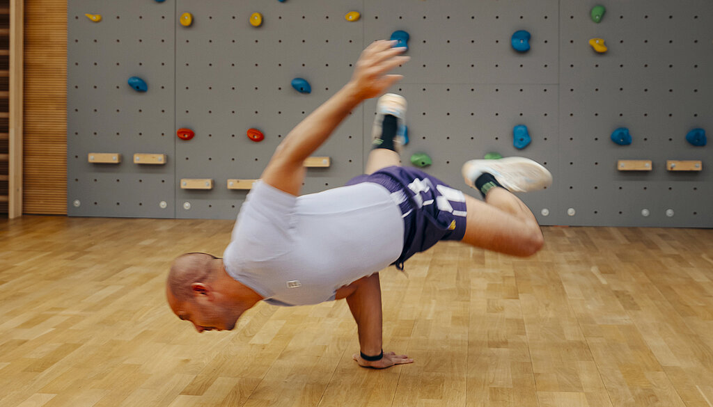 Breakedance Ljubomir Karakochev macht Breakedance.