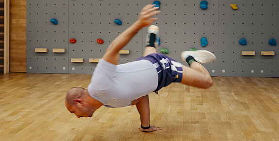 Breakedance Ljubomir Karakochev macht Breakedance.