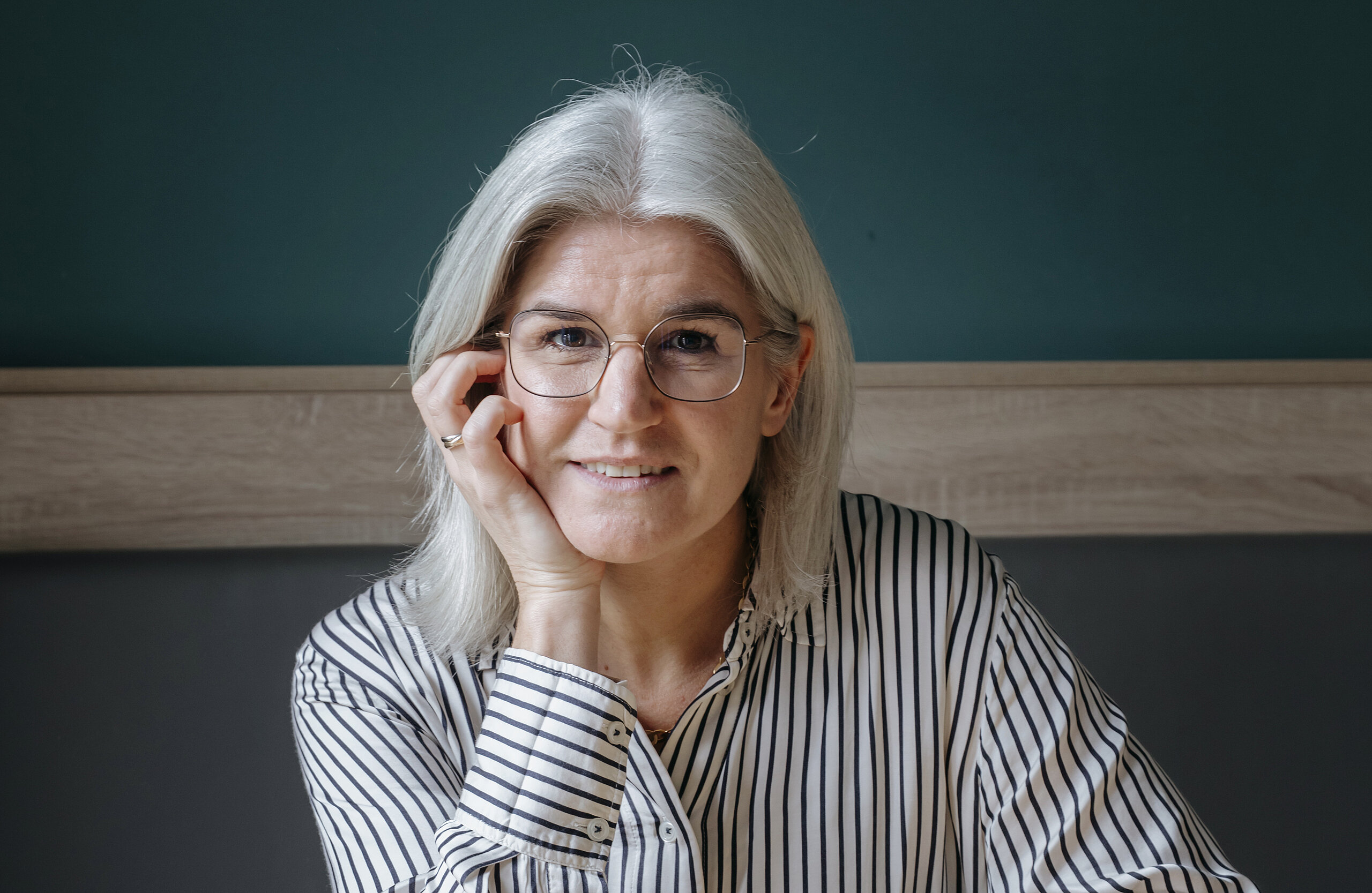 Nora Volmer-Berthele Nora Volmer-Berthele sitzt mit einem Spiel am Tisch.