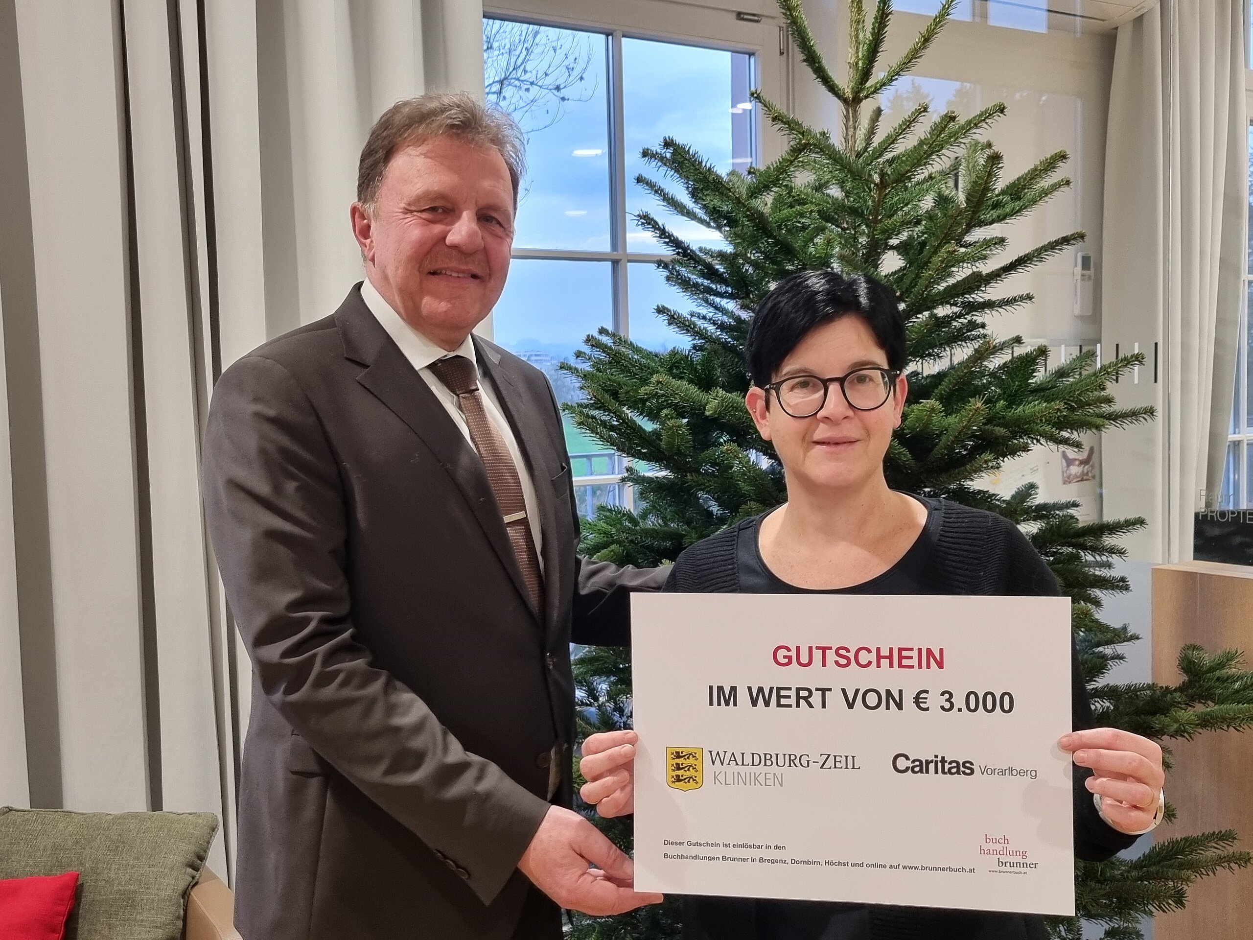 Horst Veile-Reiter übergibt einen Spendenscheck.