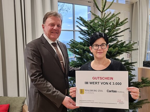 Horst Veile-Reiter übergibt einen Spendenscheck.