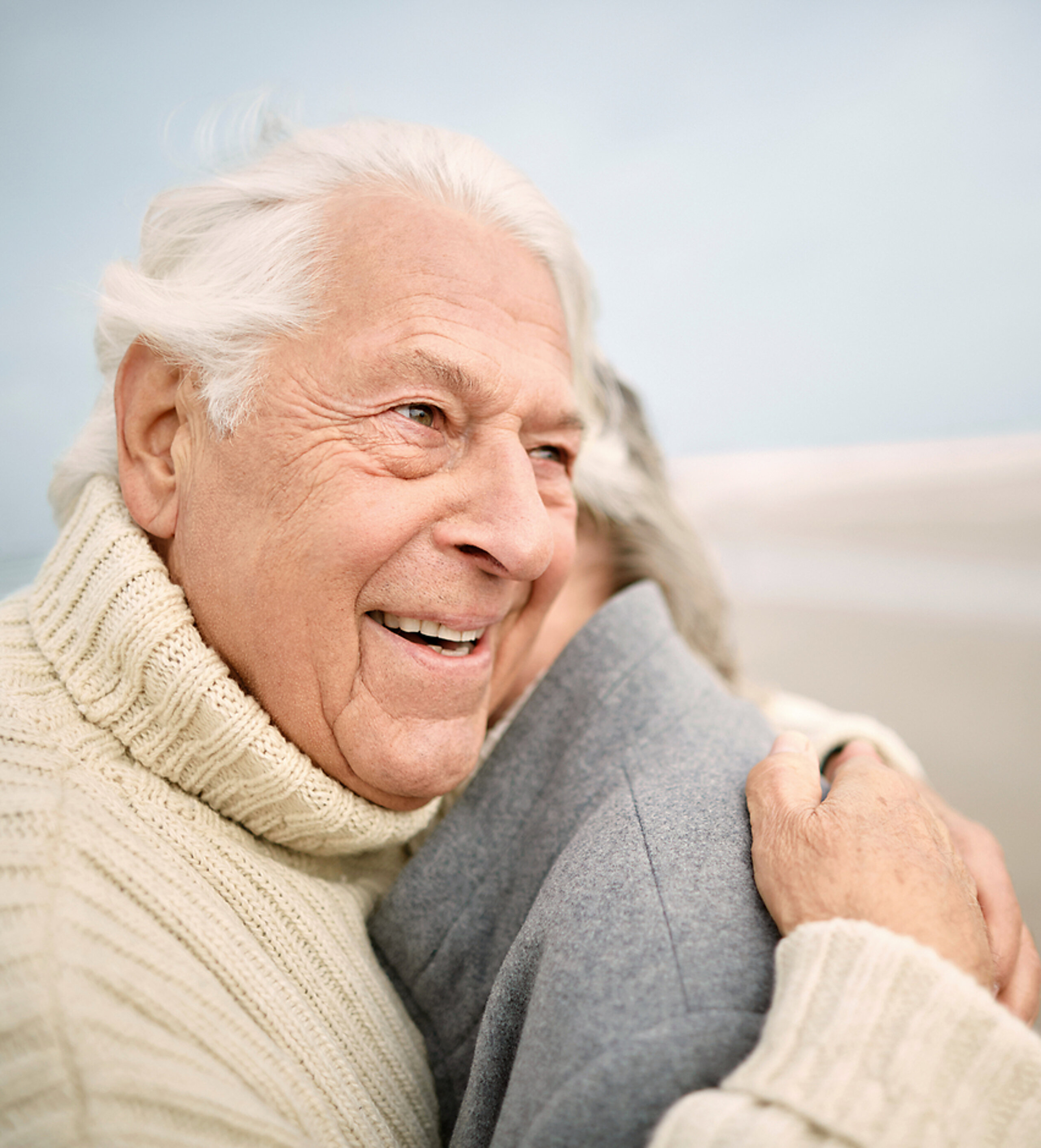 Rentner Ehepaar Ein Rentnerehepaar umarmt sich.