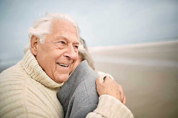 Rentner Ehepaar Ein Rentnerehepaar umarmt sich.