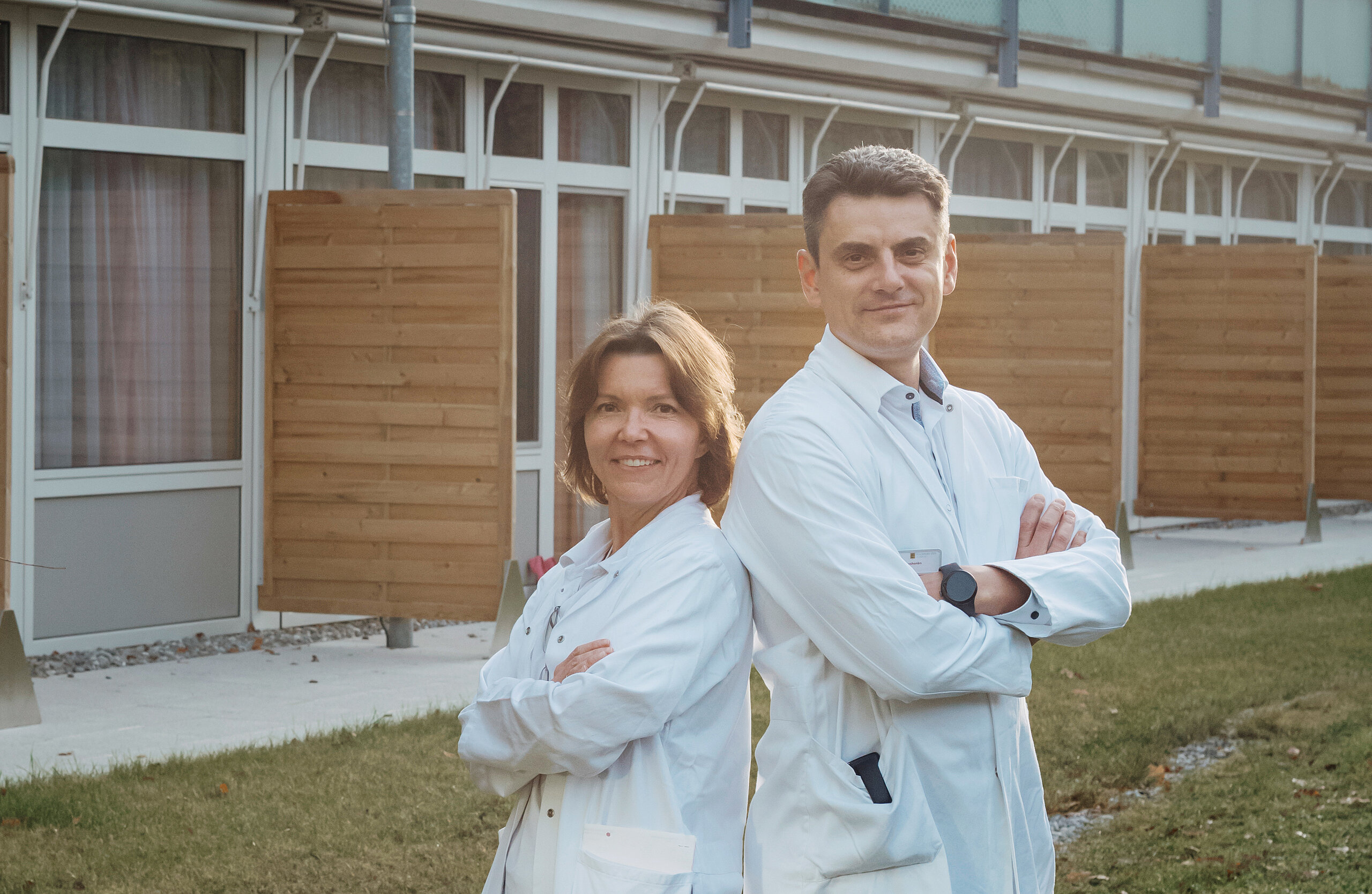 Ärzteehepaar Ein Ärzteehepaar steht vor der Rehaklinik.