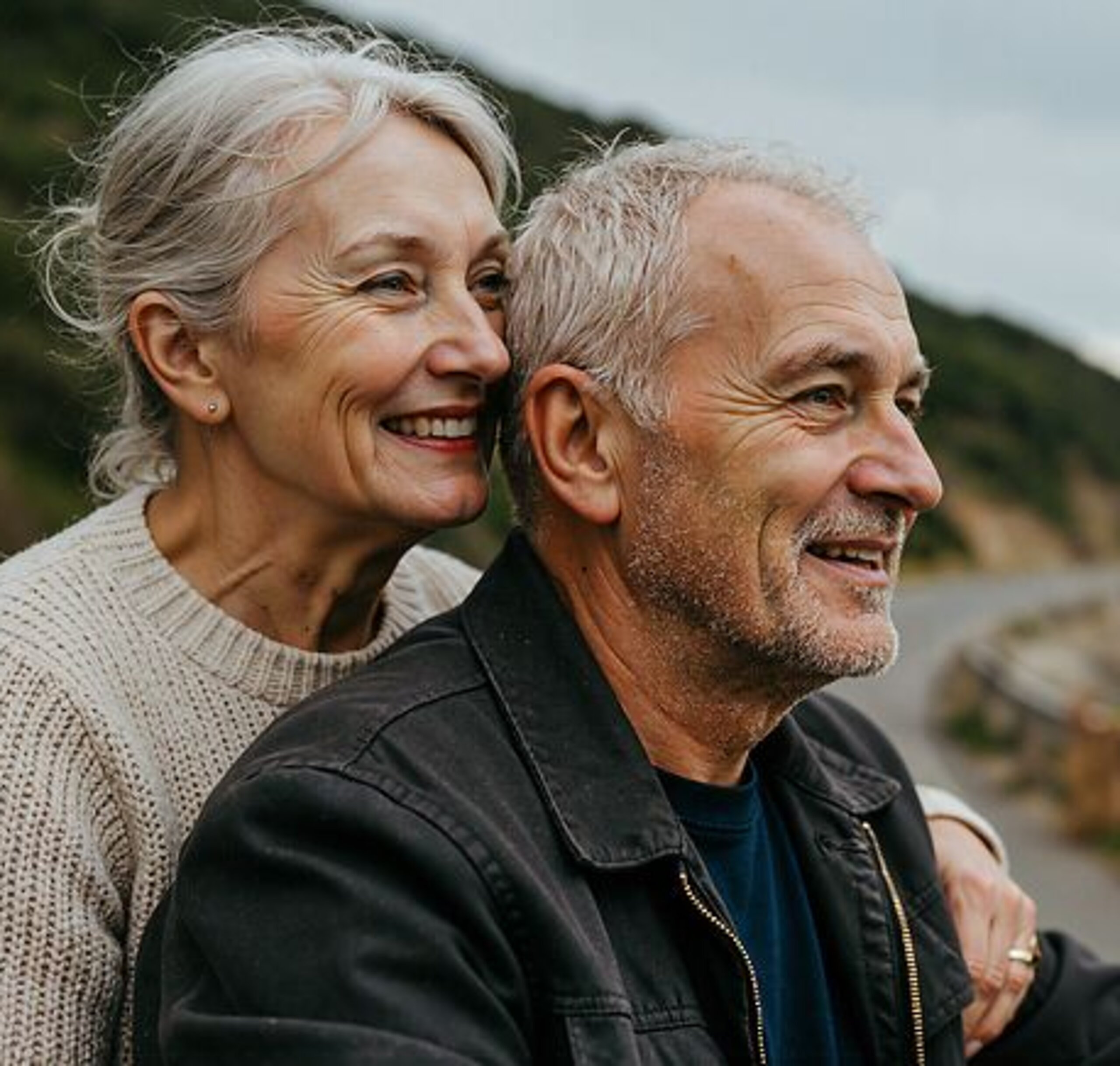 Ehepaar am Meer Ein Ehepaar im Rentenalter schaut gemeinsam auf das Meer hinaus.