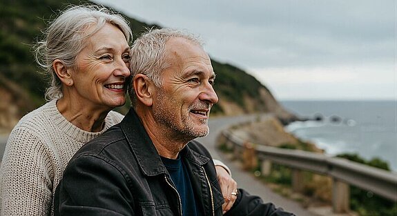 Ehepaar am Meer Ein Ehepaar im Rentenalter schaut gemeinsam auf das Meer hinaus.