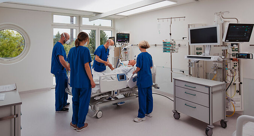 Intensivstation Ein Team steht am Patientenbett auf der Intensivstation.
