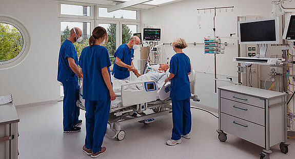Intensivstation Ein Team steht am Patientenbett auf der Intensivstation.
