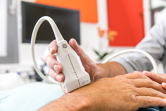 Ultraschall Hand Eine Hand wir mit einem Ultraschallgerät behandelt.