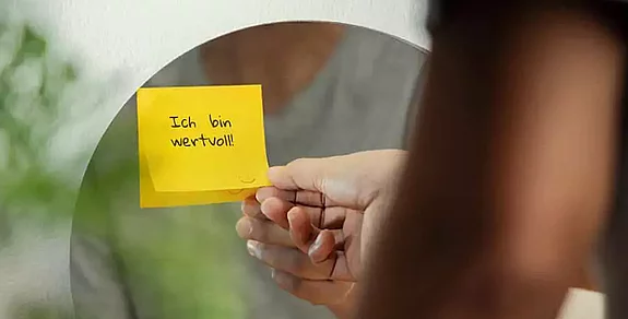Postit Klebezettel mit Nachricht "Ich bin wertvoll".
