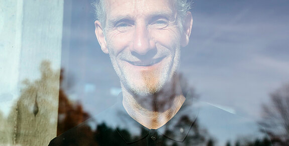 Frank Renner Frank Renner schaut aus dem Fenster.