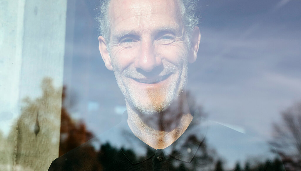 Frank Renner Frank Renner schaut aus dem Fenster.