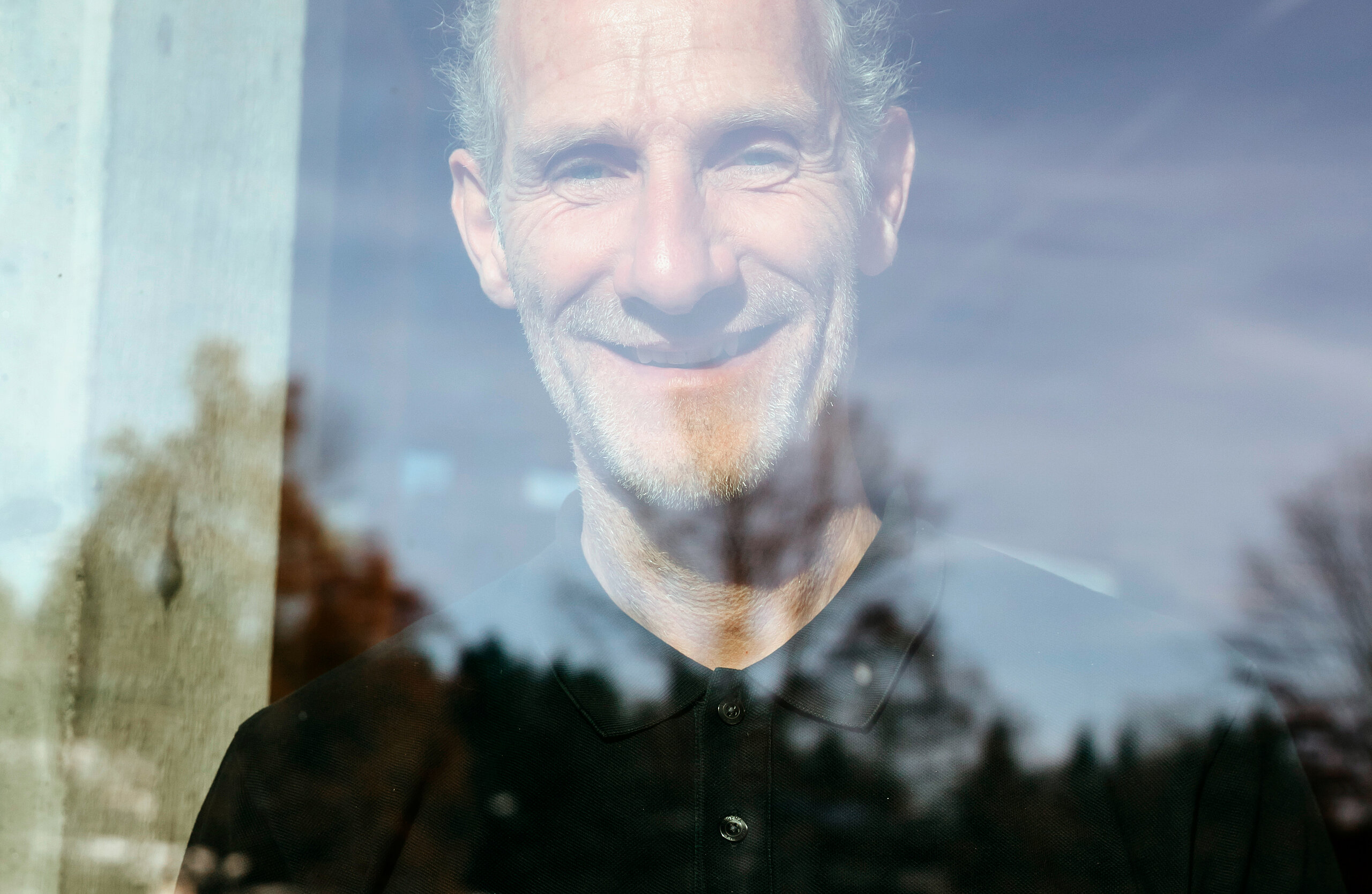 Frank Renner Frank Renner schaut aus dem Fenster.