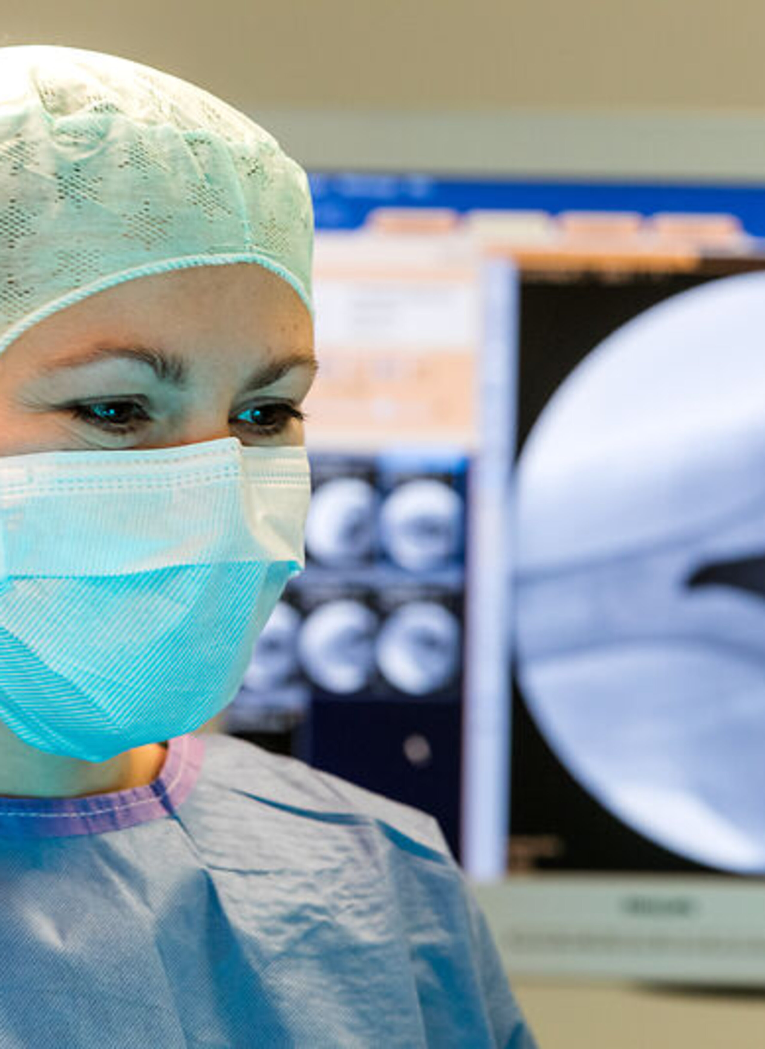 OP Schwester Eine OP Schwester steht im OP.