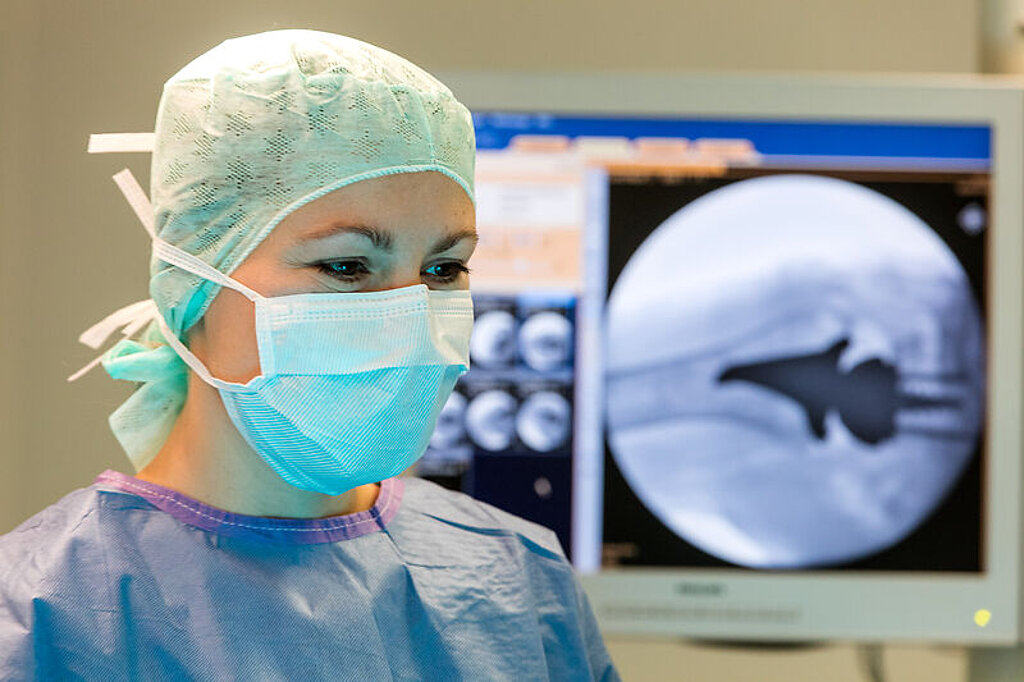 OP Schwester Eine OP Schwester steht im OP.