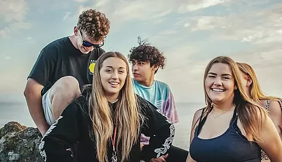 Azubis Fünf junge Menschen in der Gruppe.