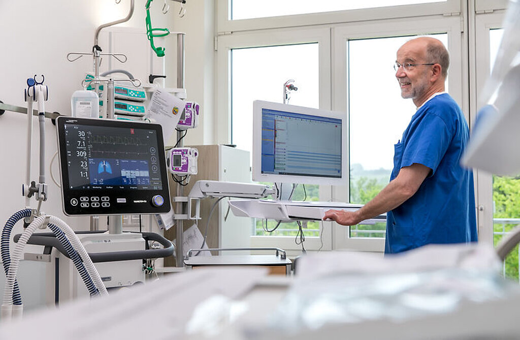Intensivstation Dr. Sorms steht vor Monitoren auf der Intensivstation.