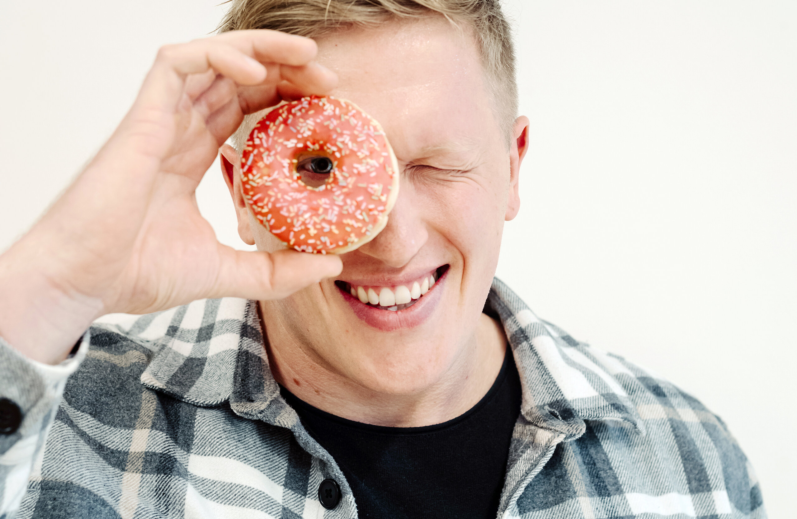 Jan Blaschko Jan Blaschko sieht mit einem Auge durch einen Donut.
