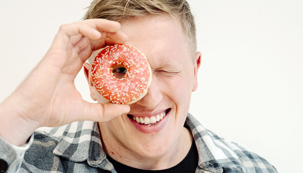 Jan Blaschko Jan Blaschko sieht mit einem Auge durch einen Donut.