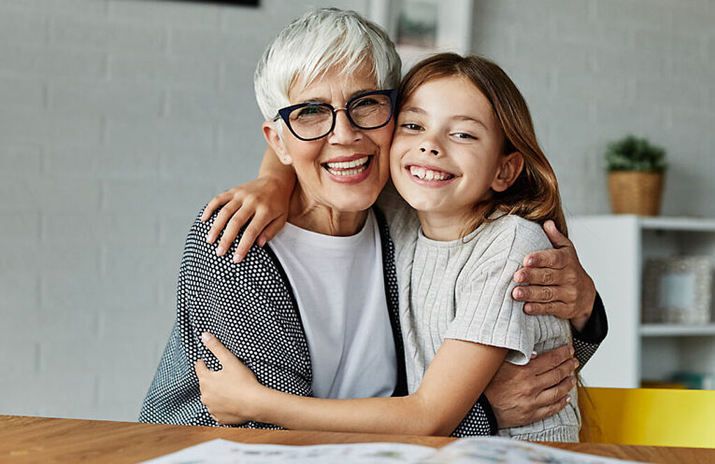 Oma und Kind Eine Oma und ihre Enkelin umarmen sich.