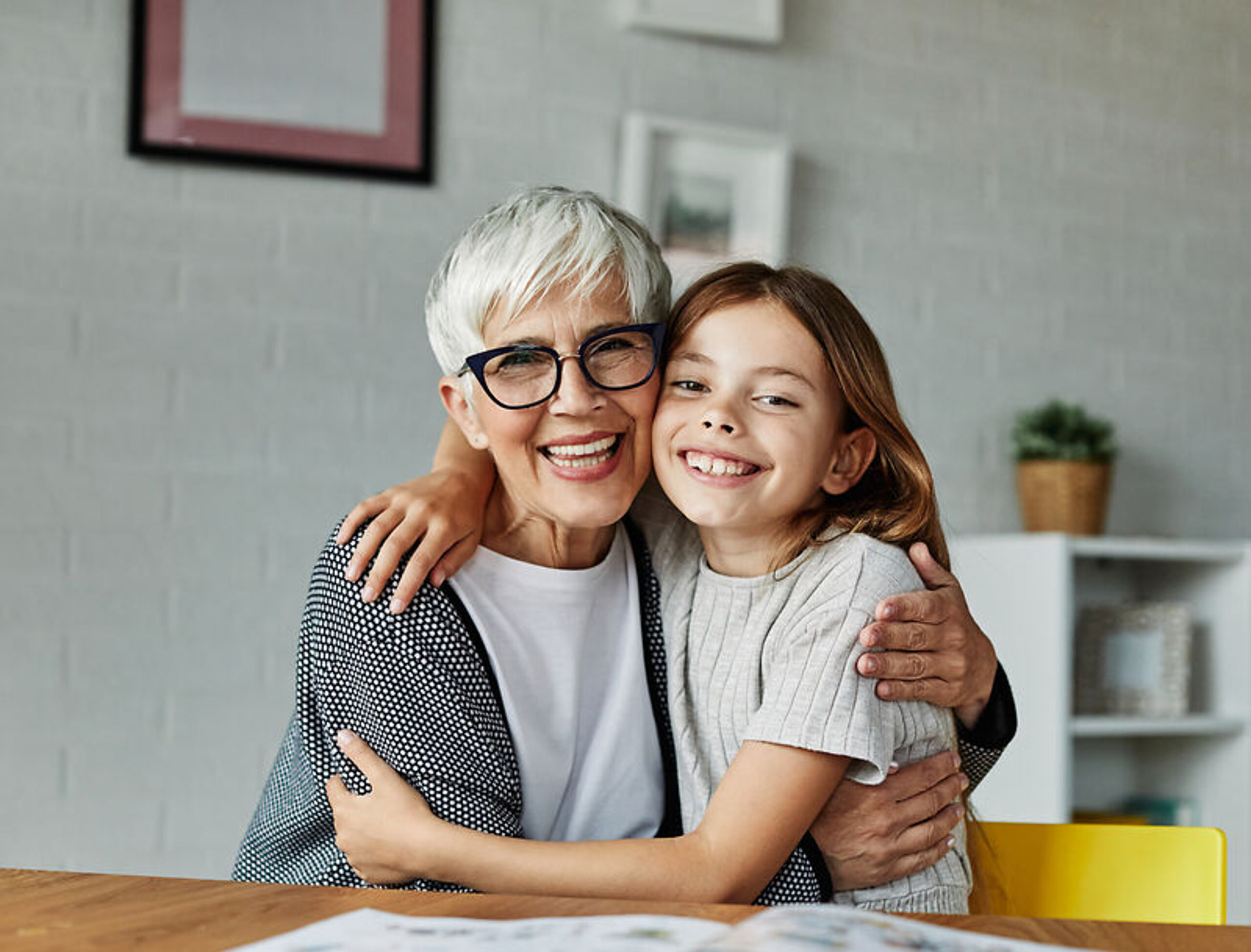 Oma und Kind Eine Oma und ihre Enkelin umarmen sich.