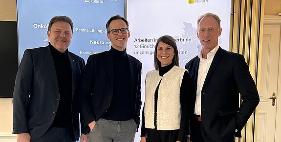 Vier Personen der Waldburg-Zeil Kliniken und des MTG Wangen stehen zusammen.