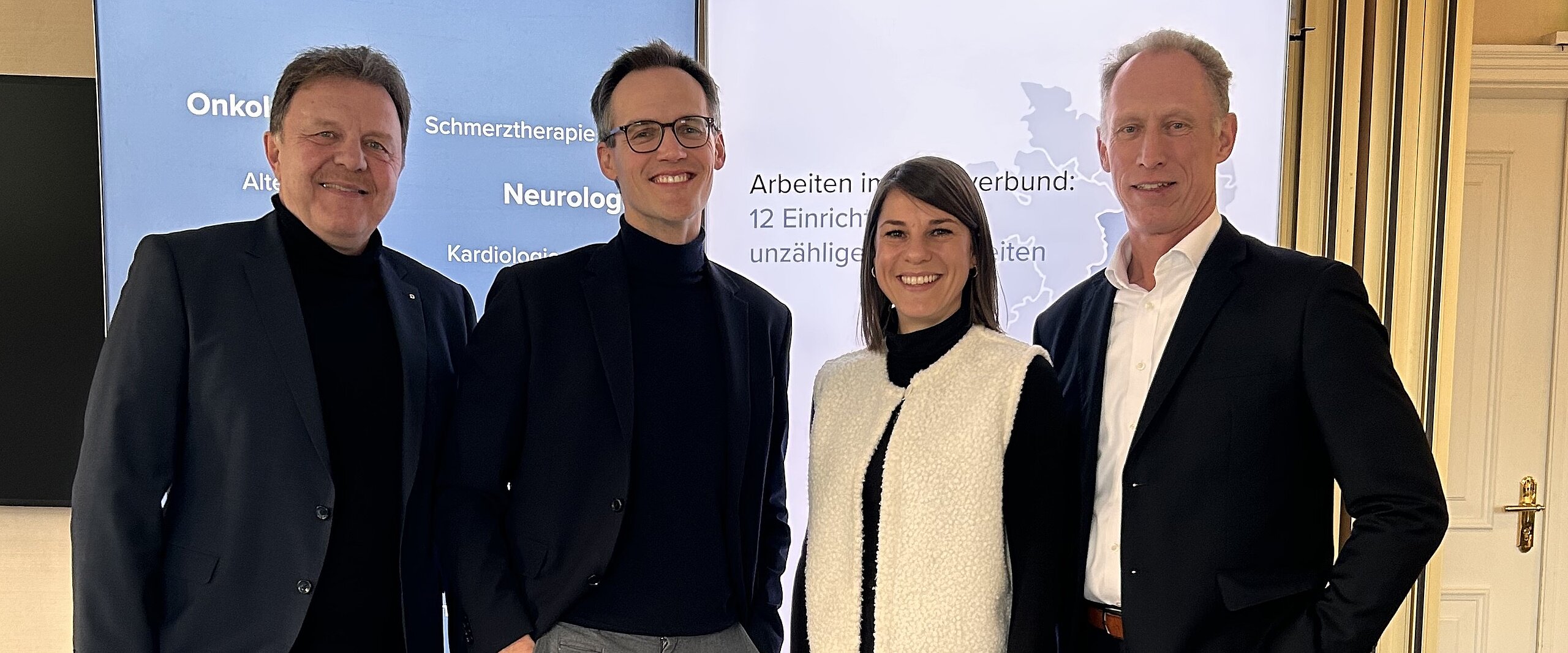 Vier Personen der Waldburg-Zeil Kliniken und des MTG Wangen stehen zusammen.