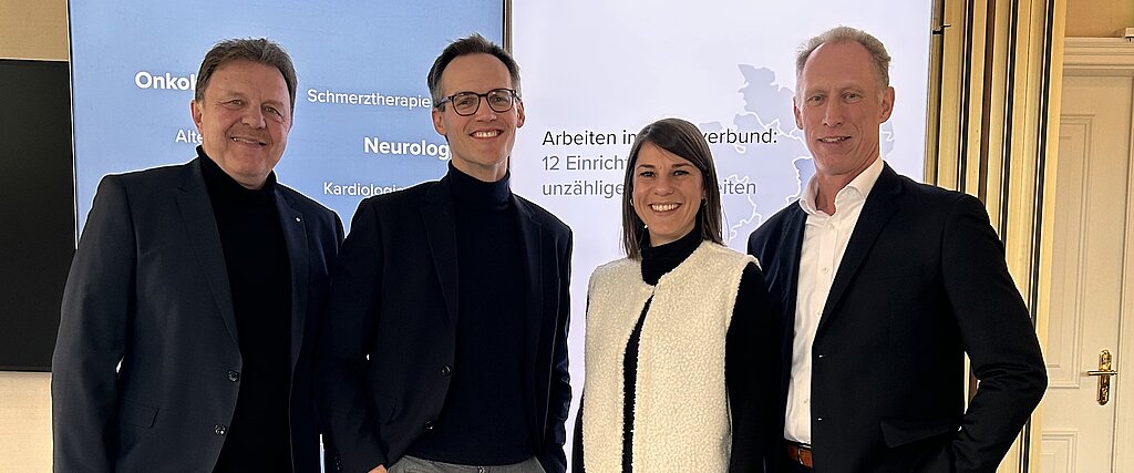 Vier Personen der Waldburg-Zeil Kliniken und des MTG Wangen stehen zusammen.