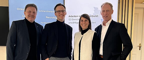 Vier Personen der Waldburg-Zeil Kliniken und des MTG Wangen stehen zusammen.