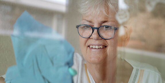 Petra Weber Petra Weber putzt ein Fenster.