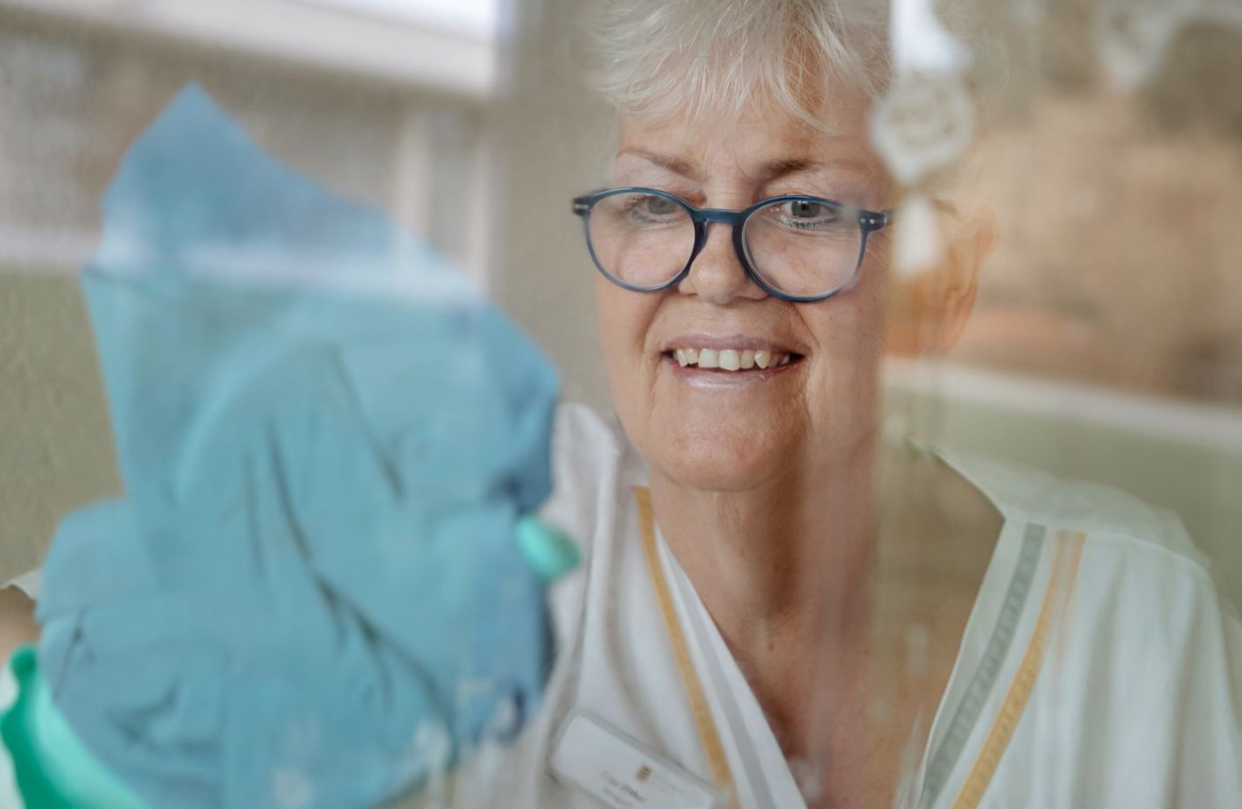Petra Weber Petra Weber putzt ein Fenster.