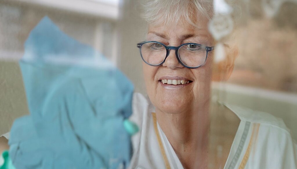 Petra Weber Petra Weber putzt ein Fenster.